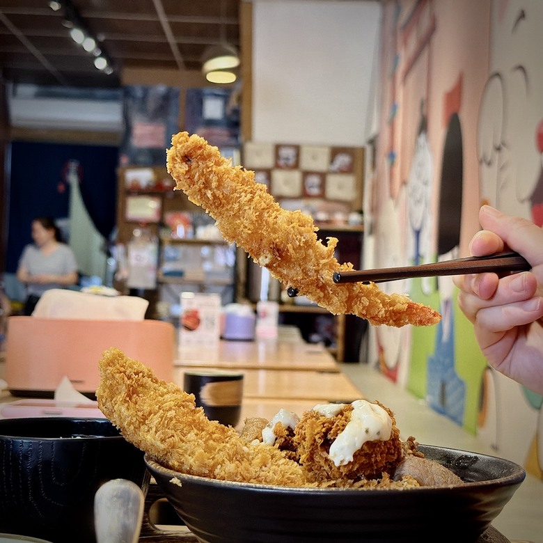 台南國華街美食:傳承日本橫濱30年的活鰻現烤,還有鰻骨湯、越光米無限續!