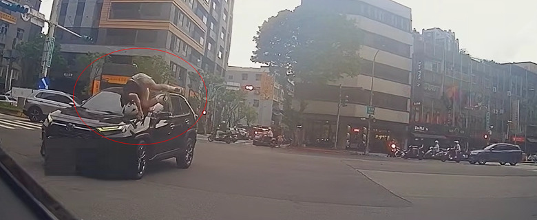 北市 承德路上，直行機車，修理 多元小黃。可惜沒站穩。