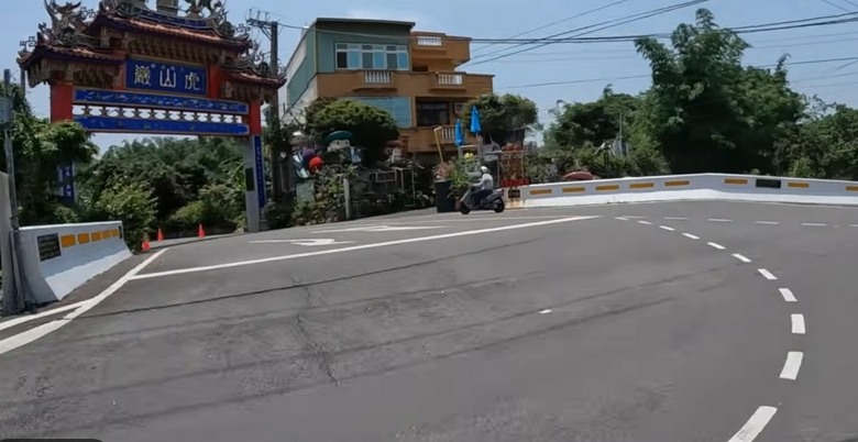 彰化隱藏版「黃金山丘」！看完三級古蹟「虎山巖」金針花，必吃這碗阿宏豬腳飯！