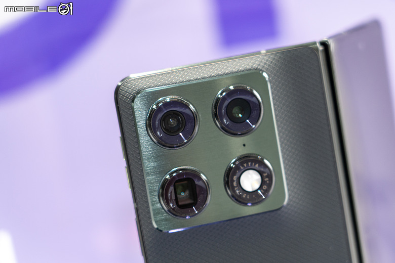 motorola 首款「大摺」razr fold 登台，12+256GB 售價 49,988 元