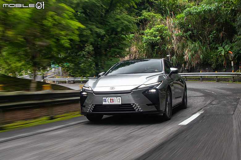 Lexus ES 300h 頂級版試駕｜省油、省稅都有感，掌握銷量密碼的超級王牌！
