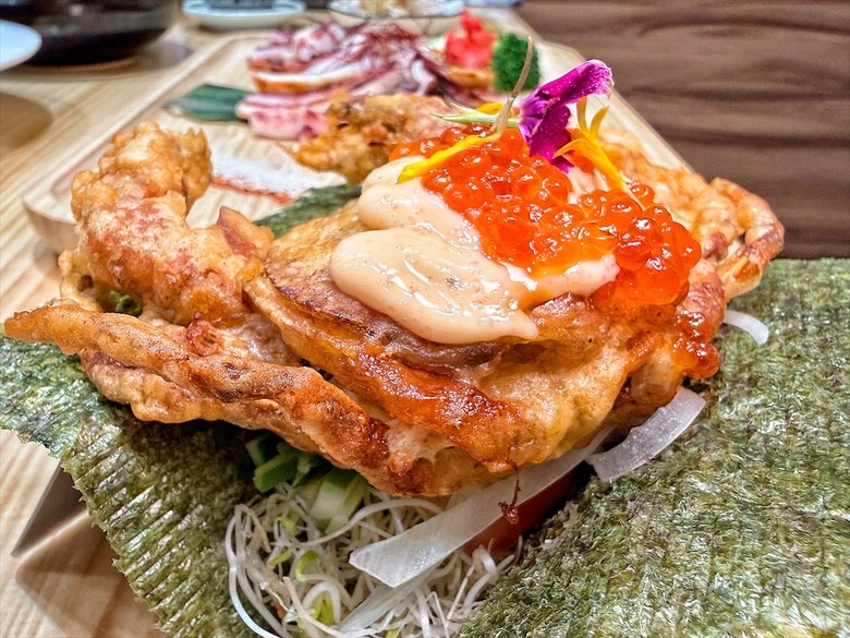 平價日本料理，生熟丼、刺身、炸烤物，無低消續飯湯吃到飽、壽星送生魚片蛋糕，寵物友善