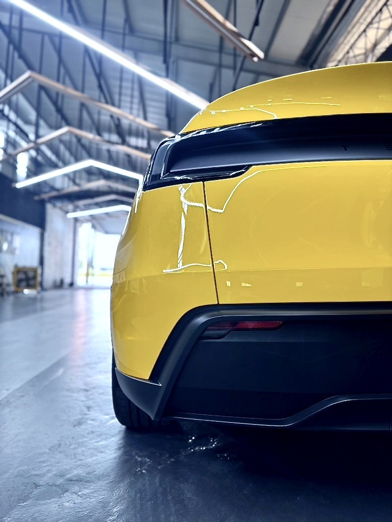[開箱]嘉義汽車包膜｜ Tesla白TPU＋黃改色膜對照｜收邊工藝近拍，判斷師傅功力好不好！