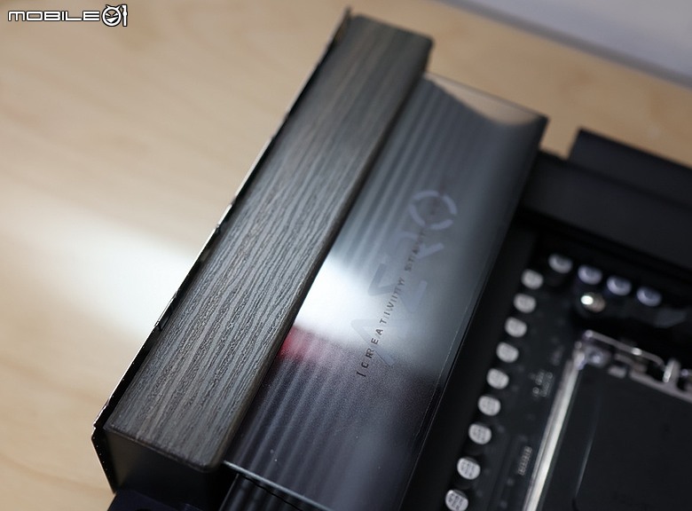 黑色木紋美學，技嘉 X870E AERO X3D DARK WOOD