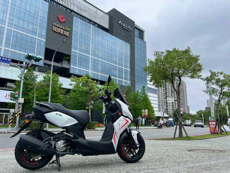 250cc很笨重?不,STR250根本比125cc還靈活好用
