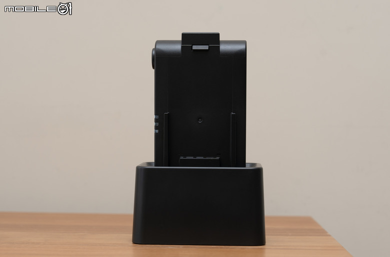 點我看大圖 Panasonic MC-SBR70 極淨光吸塵器開箱|地板乾淨看得見,雙電池 116 分鐘續航超給力!