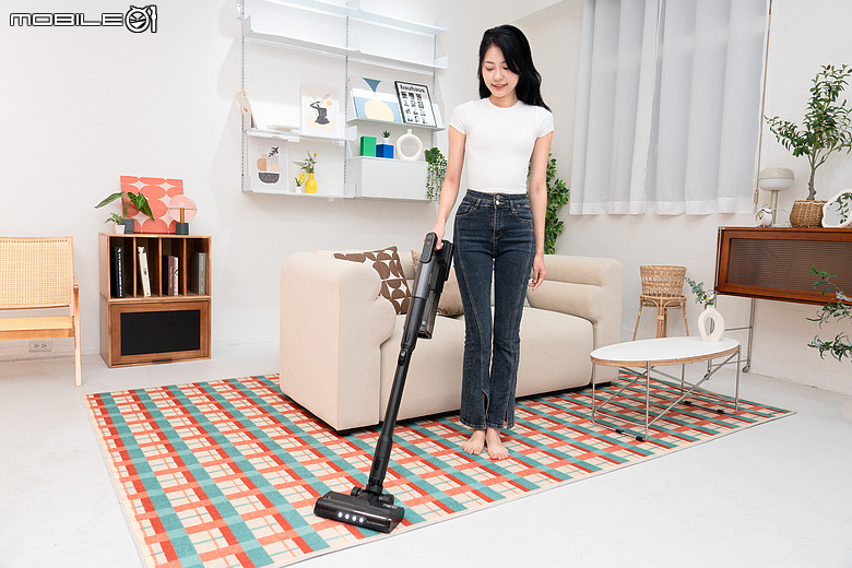點我看大圖 Panasonic MC-SBR70 極淨光吸塵器開箱|地板乾淨看得見,雙電池 116 分鐘續航超給力!