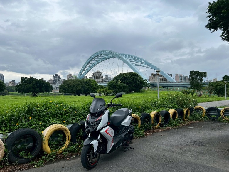 250cc很笨重?不,STR250根本比125cc還靈活好用