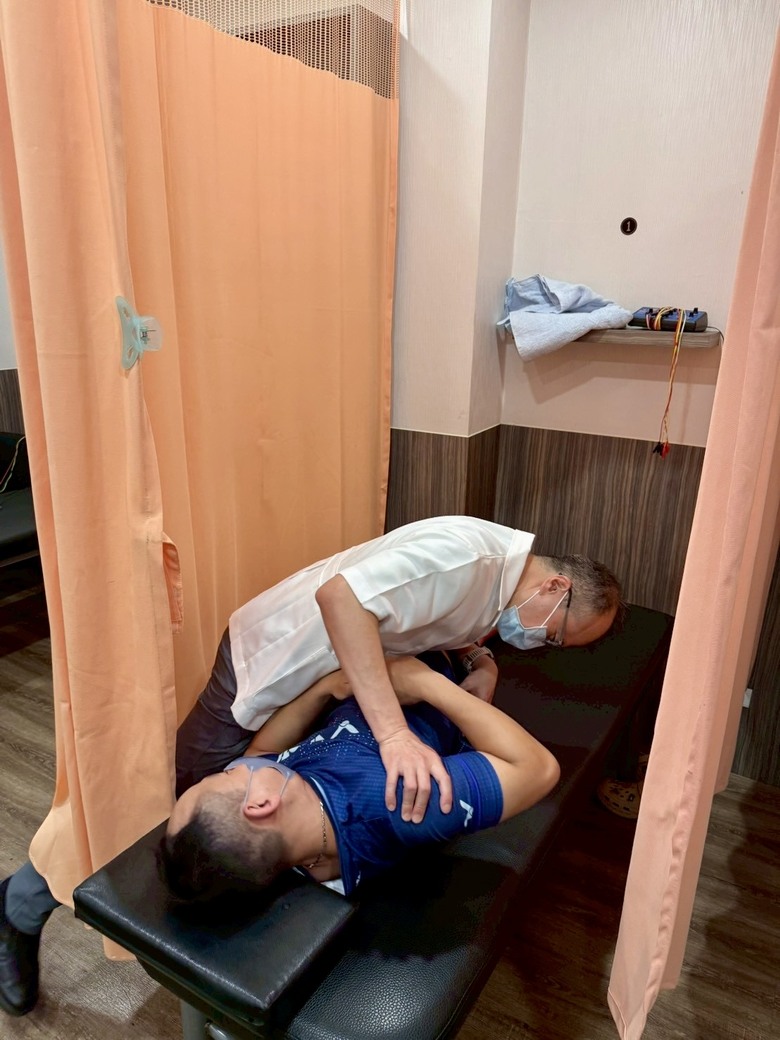 [分享] 告別卡卡聲！陪運動咖朋友拯救大腿拉傷與彈響髖：台南永康中醫電針、整脊搭配筋膜刀體驗