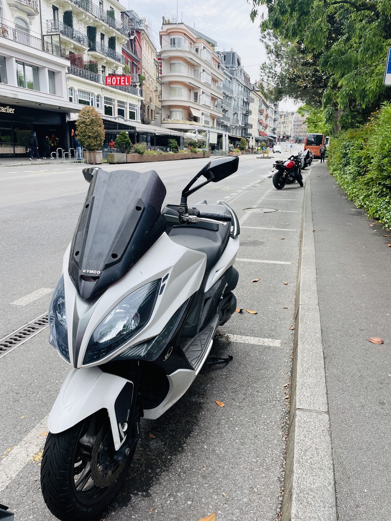 日內瓦湖旁的台灣機車...