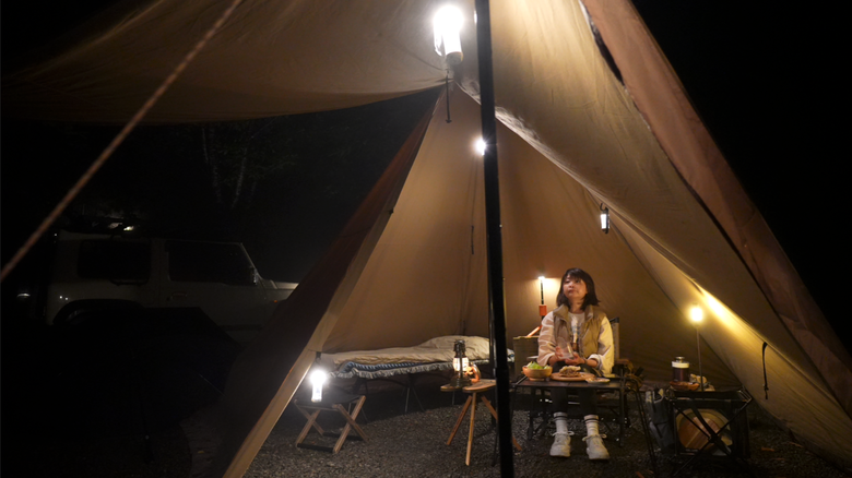 【60+女子單人車露】雨中的白牆、雨後的雲海、陽光穿透的光影 一次看足｜開箱印第安帳｜美式漢堡自己做｜營區介紹6號花園-花現營地