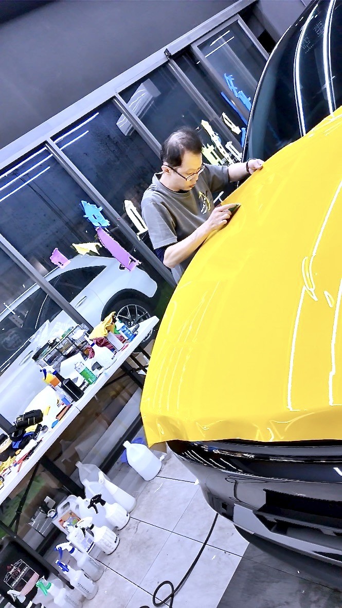 [開箱]嘉義汽車包膜｜ Tesla白TPU＋黃改色膜對照｜收邊工藝近拍，判斷師傅功力好不好！