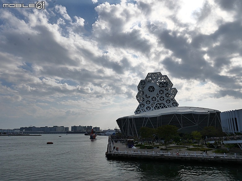 哈瑪星鐵道園區、舊打狗驛故事館、高雄港車站北號誌樓、鐵道園區天空雲台、金馬賓館當代美術館、打狗水道量水器室,附掛2026高雄冬日遊樂園紀實 — 冬日高雄港濱散策 哈瑪星鐵道園區篇