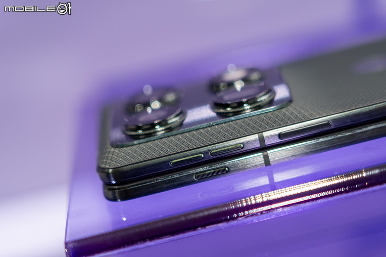 motorola 首款「大摺」razr fold 登台，12+256GB 售價 49,988 元