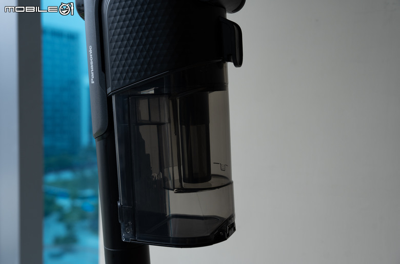 點我看大圖 Panasonic MC-SBR70 極淨光吸塵器開箱|地板乾淨看得見,雙電池 116 分鐘續航超給力!
