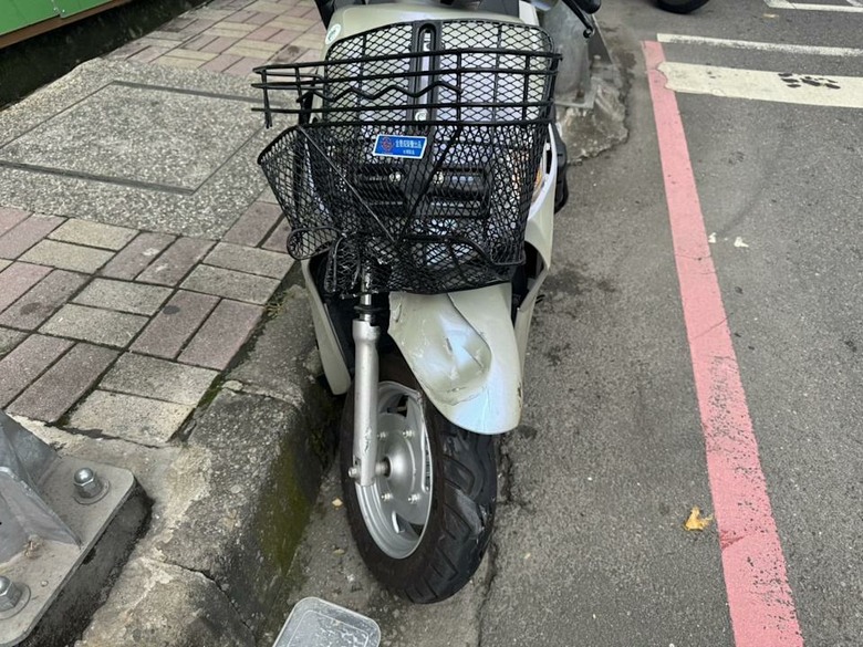 新北 泰山區 女騎士等左轉遭 學長連撞倒地......