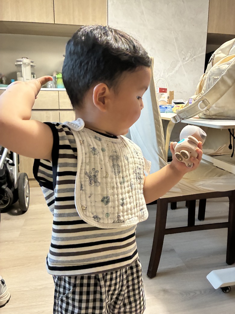 點我看大圖 【小宅開箱】2 歲小孩的新室友!SHARP 小獴友 Poketomo 口袋陪伴機器人開箱領養