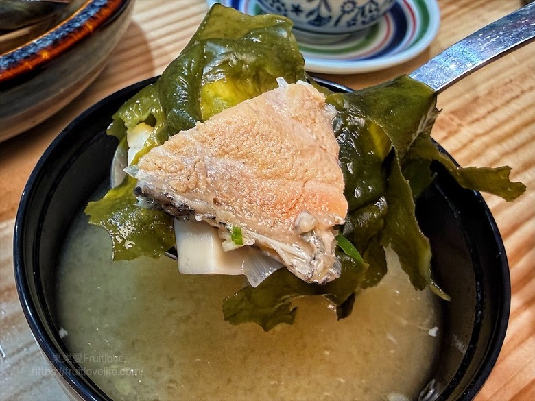 平價日本料理，生熟丼、刺身、炸烤物，無低消續飯湯吃到飽、壽星送生魚片蛋糕，寵物友善