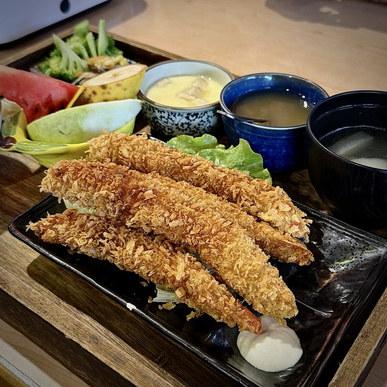 台南國華街美食:傳承日本橫濱30年的活鰻現烤,還有鰻骨湯、越光米無限續!