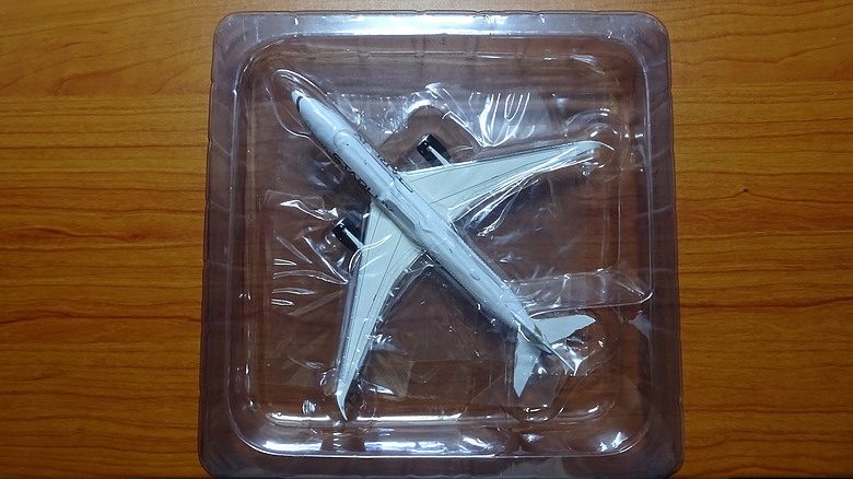 【開箱】1/400 金屬客機模型