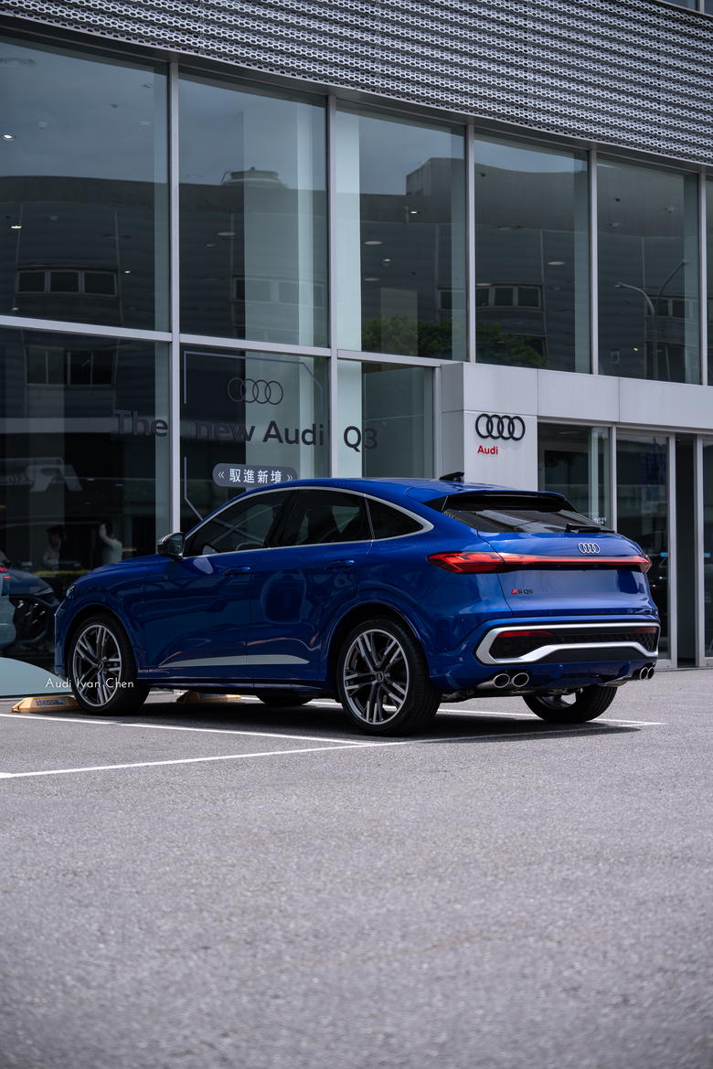 交車分享｜Audi SQ5 Sportback｜金屬眩亮藍・Ultra Blue・6I