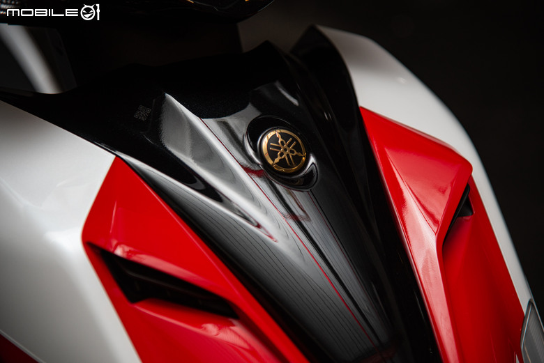 點我看大圖 YAMAHA 七代勁戰 CygnusXR 七十周年特仕版開箱|限量一千兩百台的速度鏈塊來襲!