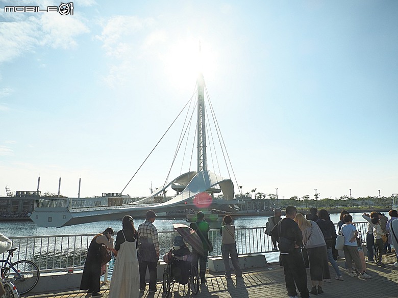 駁二藝術特區(蓬萊倉庫、大勇倉庫、大義倉庫)、大港橋、哈瑪星台灣鐵道館、典藏駁二餐廳 ARTCO、李家圓仔湯 — 冬日高雄港濱散策 駁二篇