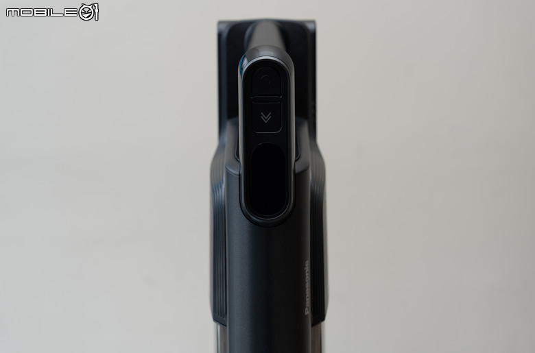 點我看大圖 Panasonic MC-SBR70 極淨光吸塵器開箱|地板乾淨看得見,雙電池 116 分鐘續航超給力!