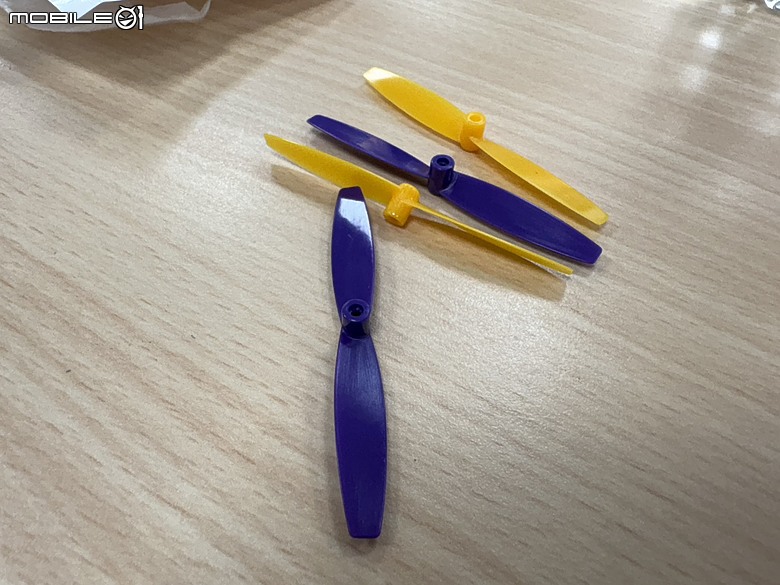 小學生也能玩無人機足球？ 球機組裝、初測心得與家長觀察全紀錄