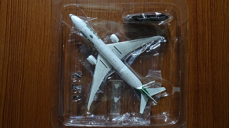 【開箱】1/400 金屬客機模型