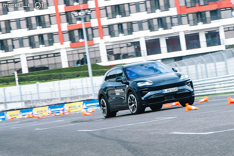 Porsche Cayenne Turbo Electric 賽道試駕｜比想像更快、更狠的純電Cayenne！