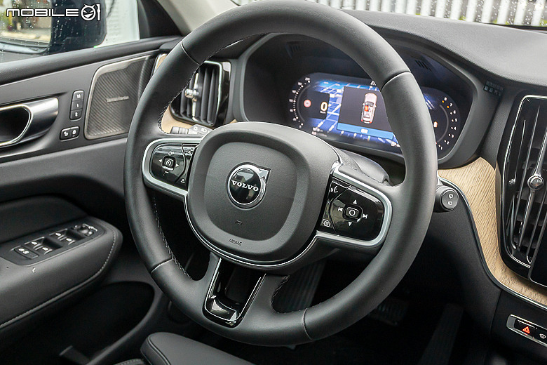 Volvo 小改款 XC60 B5 試駕｜保留核心優勢，高級感再強化！