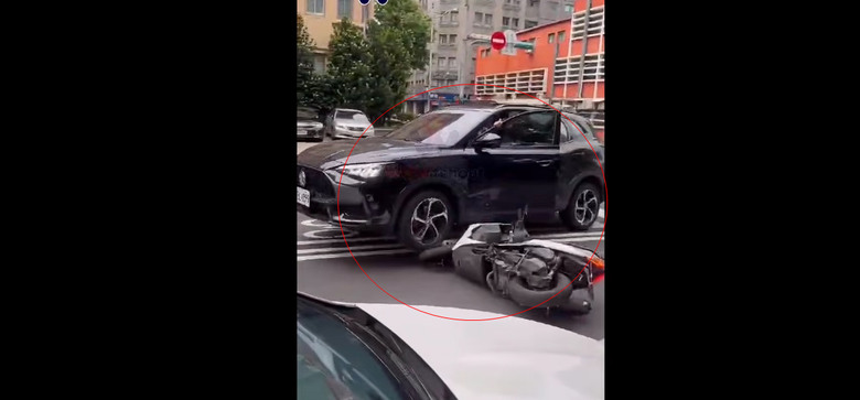 基隆 機車待轉區，被四輪大爺撞倒，然後再次被輾過....輾過的是機車，不是人