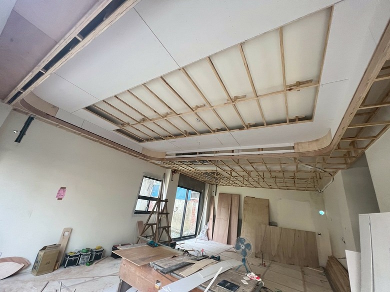台中室內設計分享|自地自建四層透天完工開箱,電競室公仔展示牆+頂樓露台一次實現
