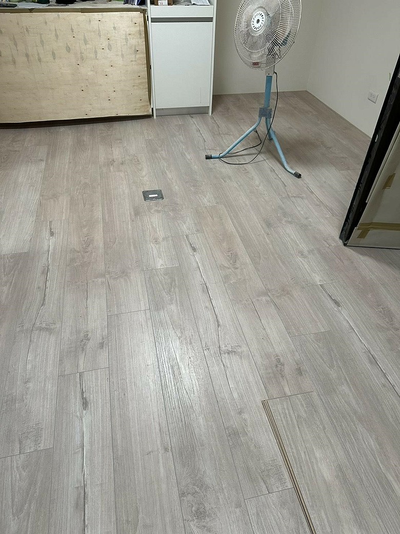 【開箱/心得】新屋裝潢筆記：超耐磨地板：那些「期望與現實」的巨大差距...