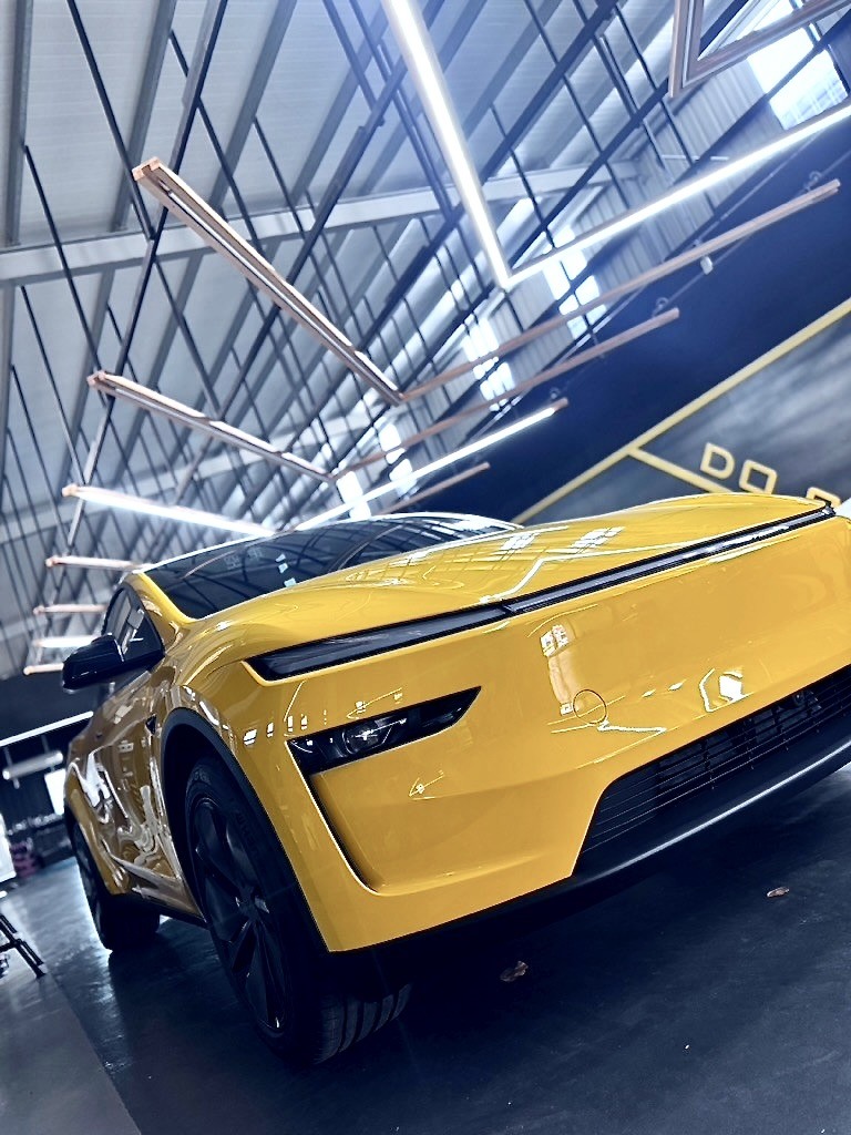 [開箱]嘉義汽車包膜｜ Tesla白TPU＋黃改色膜對照｜收邊工藝近拍，判斷師傅功力好不好！