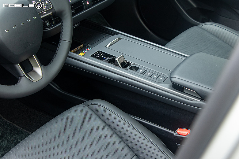 Lexus ES 300h 頂級版試駕｜省油、省稅都有感，掌握銷量密碼的超級王牌！