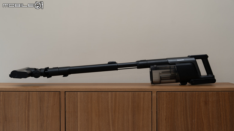 點我看大圖 Panasonic MC-SBR70 極淨光吸塵器開箱|地板乾淨看得見,雙電池 116 分鐘續航超給力!