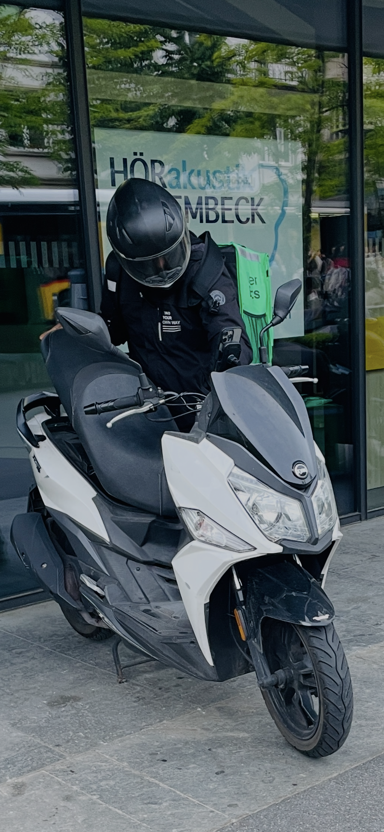 日內瓦湖旁的台灣機車...