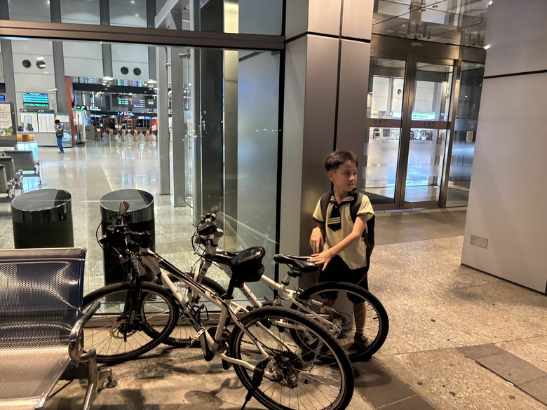 你都什麼時候陪孩子騎車呢？下班後的親子騎行，單車上高鐵的暖暖身