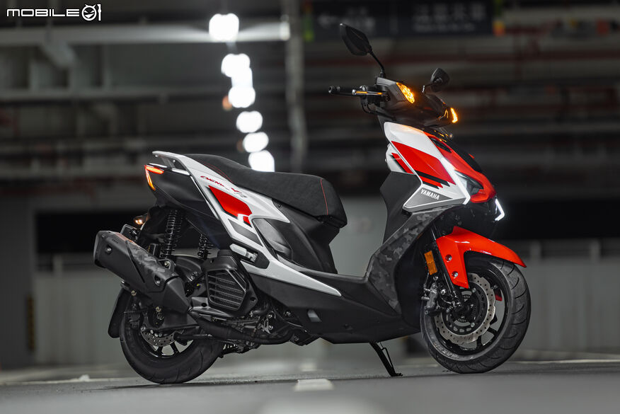 點我看大圖 YAMAHA 七代勁戰 CygnusXR 七十周年特仕版開箱|限量一千兩百台的速度鏈塊來襲!