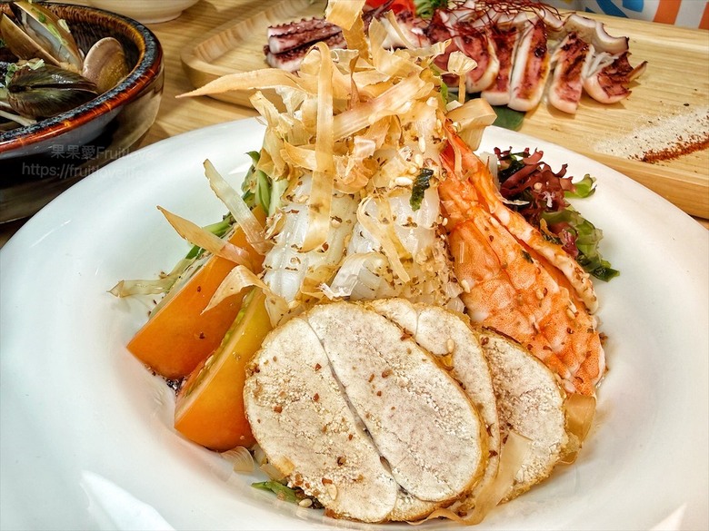 平價日本料理，生熟丼、刺身、炸烤物，無低消續飯湯吃到飽、壽星送生魚片蛋糕，寵物友善