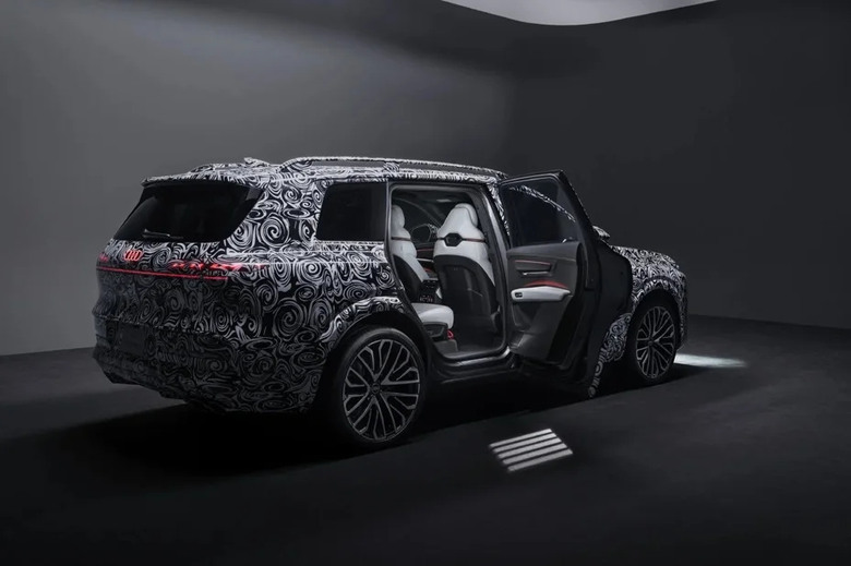三排座旗艦內裝曝光！Audi Q9 數位座艙首度亮相 目標鎖定 BMW X7 與 Mercedes-Benz GLS