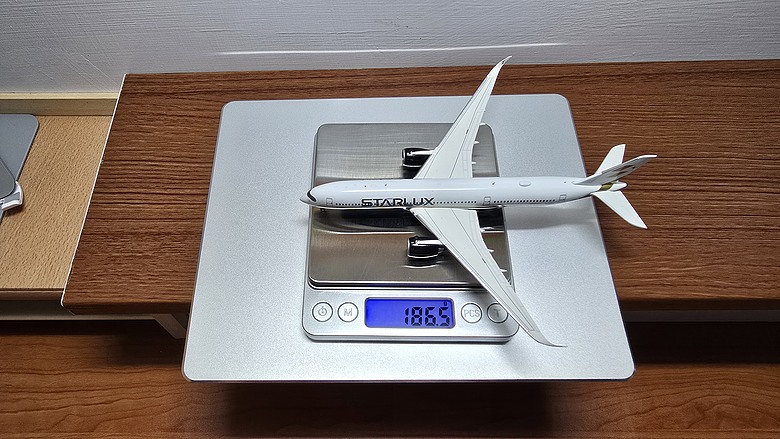 【開箱】1/400 金屬客機模型
