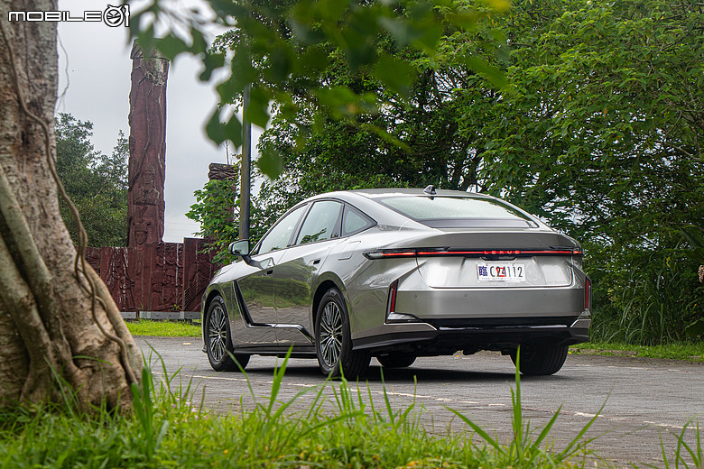 Lexus ES 300h 頂級版試駕｜省油、省稅都有感，掌握銷量密碼的超級王牌！