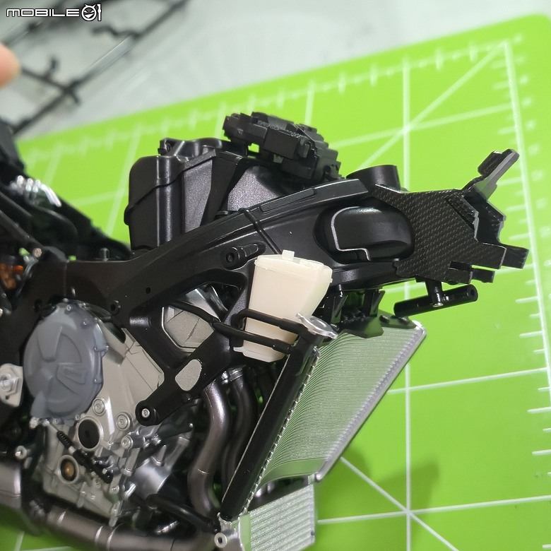 點我看大圖 🔧【模型新手也能輕鬆組 Part5】🏍️ 1/9 MENG MT-009S 1/9 BMW M1000RR 悅色版