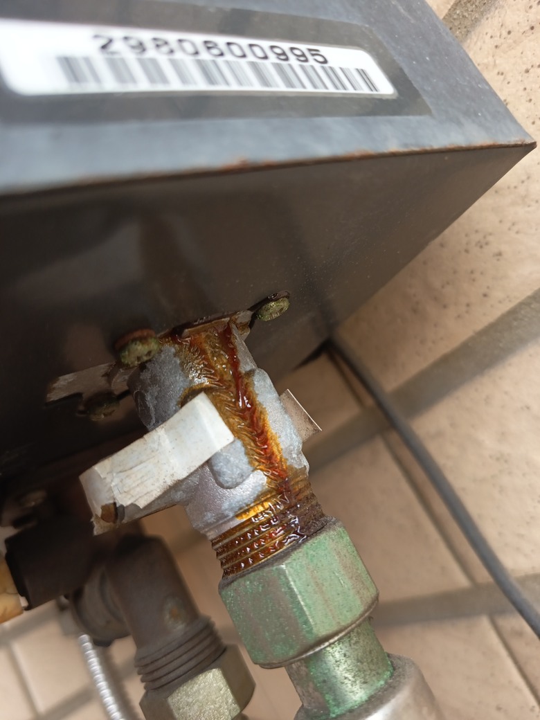熱水器 疑似漏油