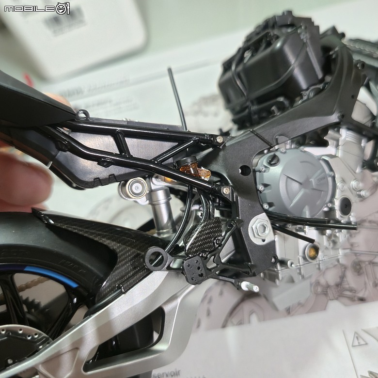 點我看大圖 🔧【模型新手也能輕鬆組 Part5】🏍️ 1/9 MENG MT-009S 1/9 BMW M1000RR 悅色版