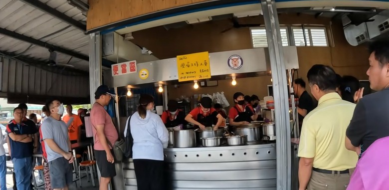 彰化隱藏版「黃金山丘」！看完三級古蹟「虎山巖」金針花，必吃這碗阿宏豬腳飯！