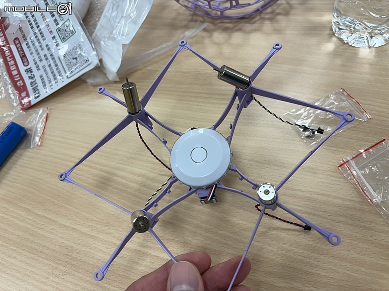 小學生也能玩無人機足球？ 球機組裝、初測心得與家長觀察全紀錄